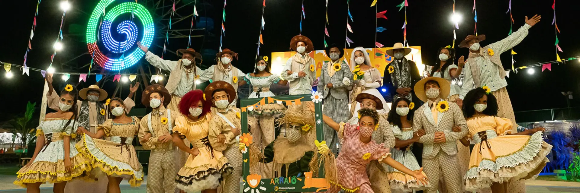 Imagem de uma festa de São na Bahia. Nela, as pessoas estão fantasiadas e posando para uma foto.
