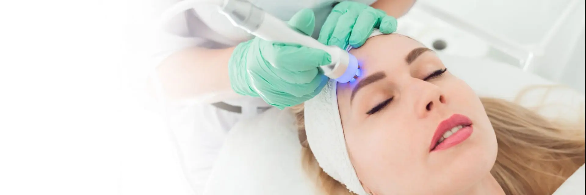 Imagem de uma pessoa fazendo cromoterapia.