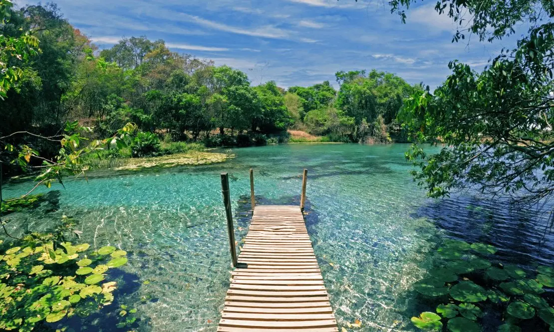 Escada de madeira que leva a um lago cristalino na Chapada Diamantina