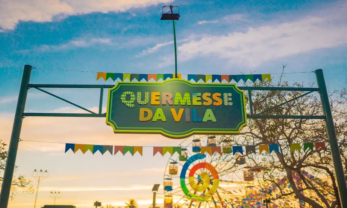 Portal de entrada do espaço Quermesse da Vila, na Costa dos Sauípe 