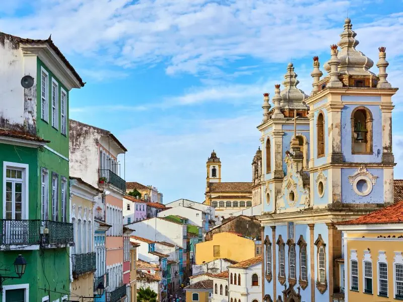Prédio e casas antigas e coloridas do Pelourinho