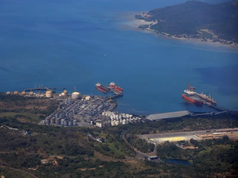 Mar em Madre de Deus, com barcos e navios ancorados no porrto 