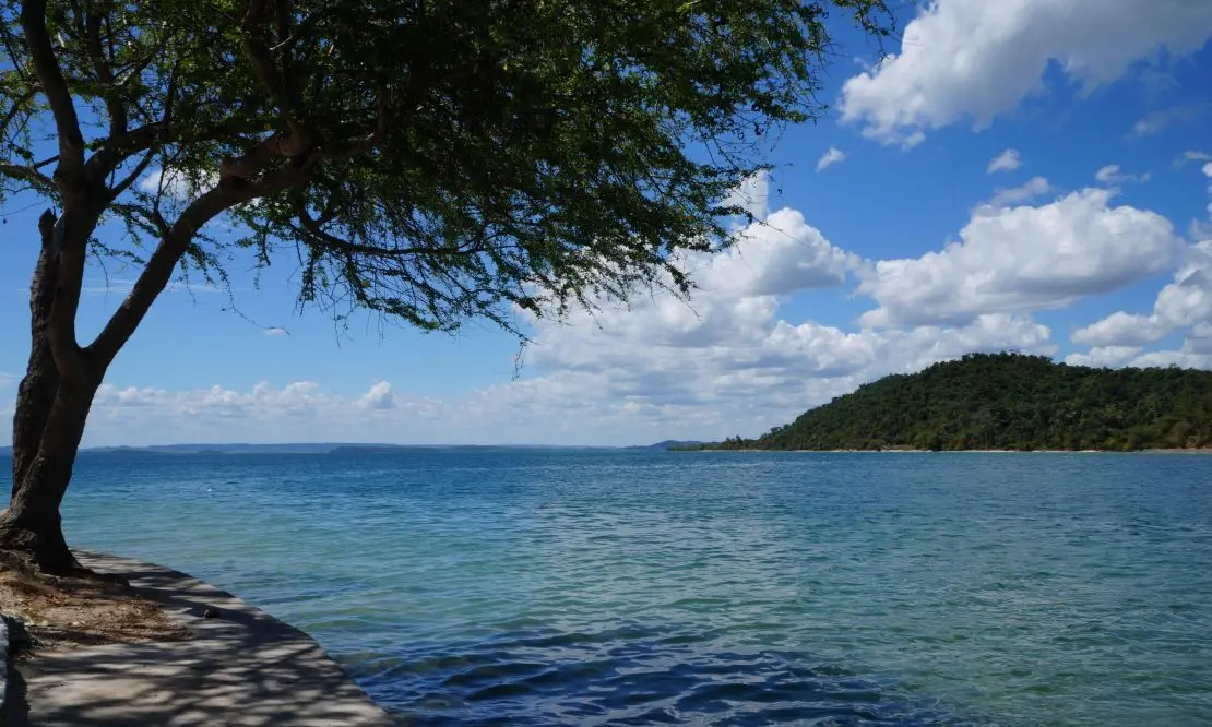 Vista panorâmica do mar em Madre de Deus, na Bahia