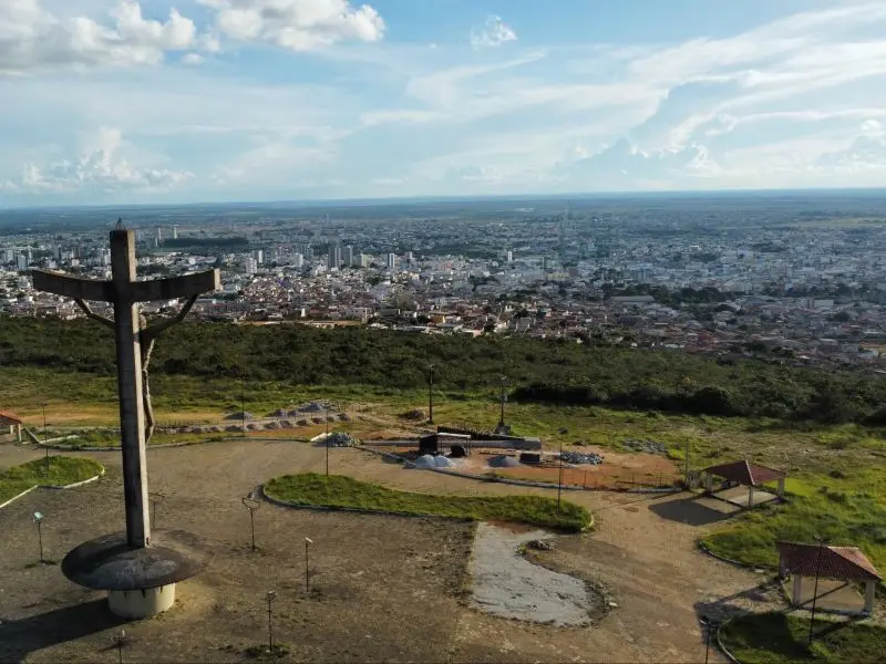 Mirante com monumento de crucifixo com a cidade de Vitória da Conquista ao fundo