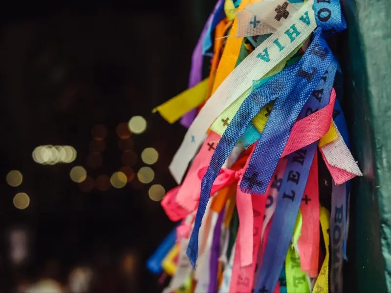 Fitas do Senhor do Bonfim em um fundo preto