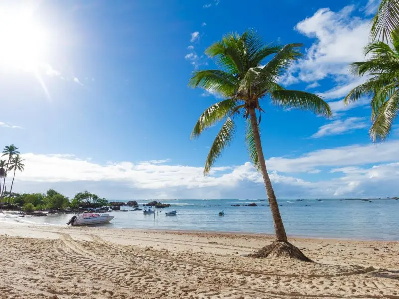Orla da Praia no Morro de São Paulo, com alguns barcos ancorados proximos à praia.