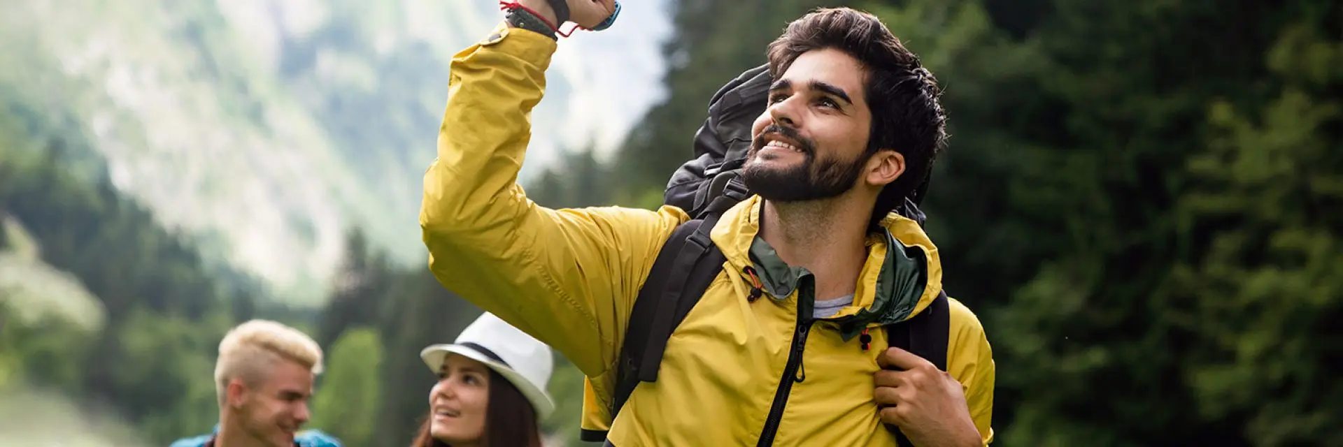 Imagem de um grupo de pessoas fazendo trilha