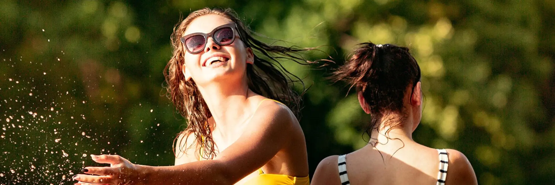 Imagem de duas pessoas se divertindo na natureza