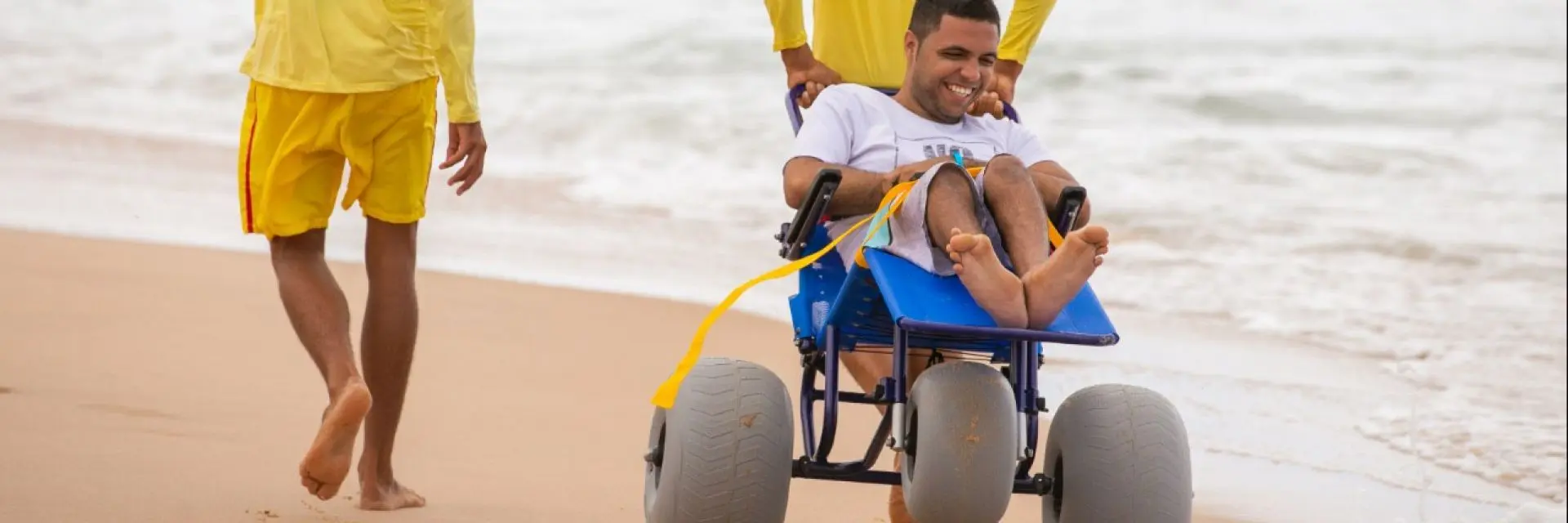 Imagem de uma pessoa usando a cadeira anfíbia da Costa do Sauípe