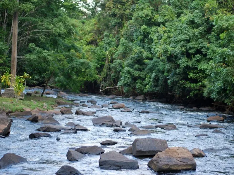 Rio pedregoso que passa pela cidade de Feira de Santana
