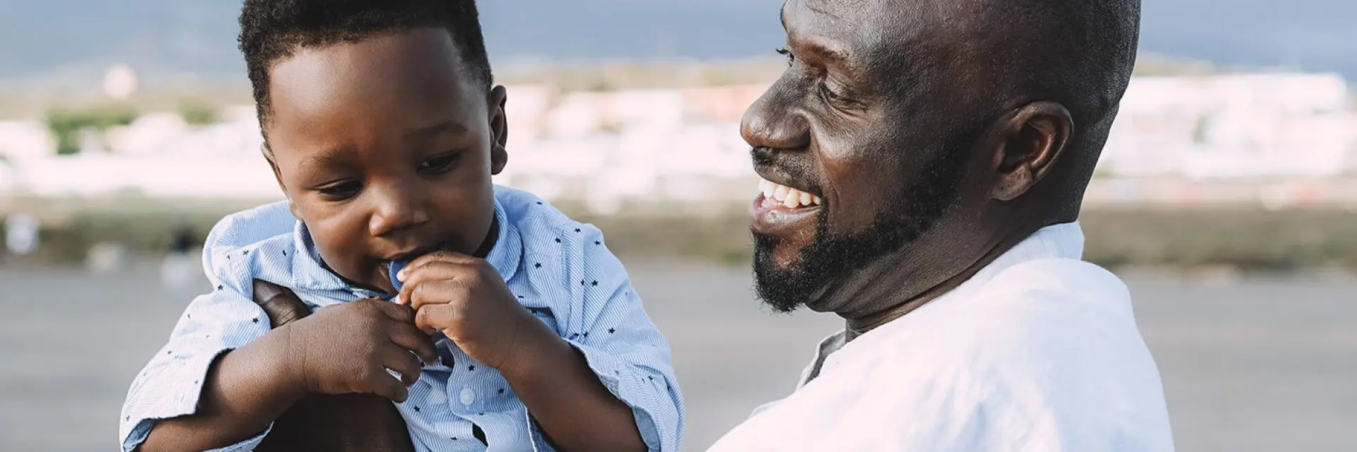 Imagem de um pai e um filho se divertindo