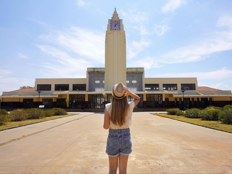 Mulher de costas olhando para a antiga estação ferroviária de Goiânia
