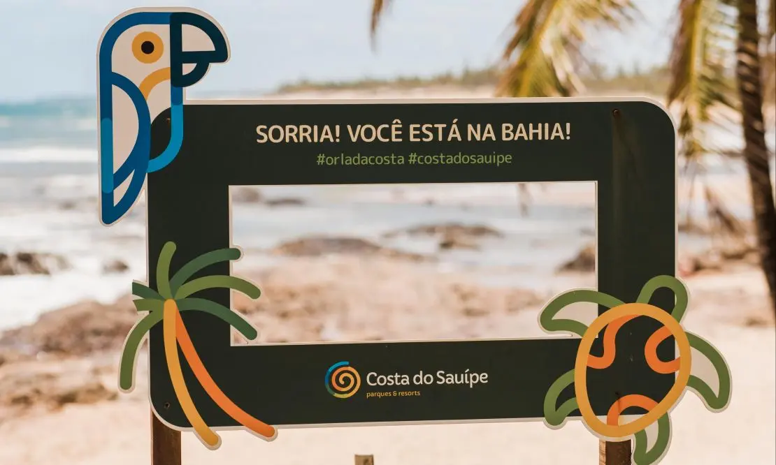 Placa com a frase sorria, você está na Bahia, na entrada da praia de Costa do Sauípe