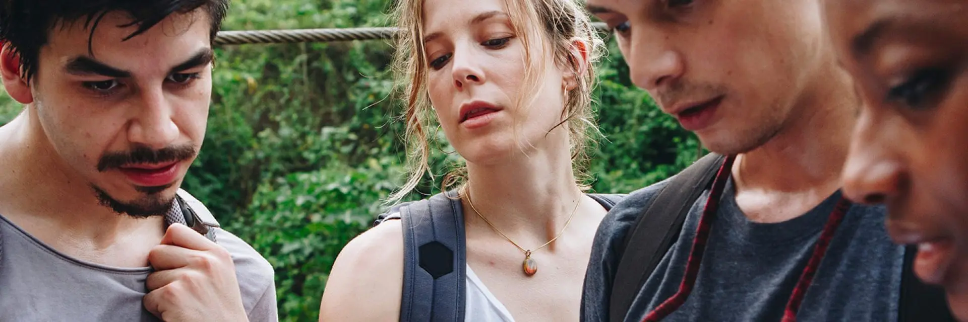 Imagem de pessoas se reunindo numa viagem