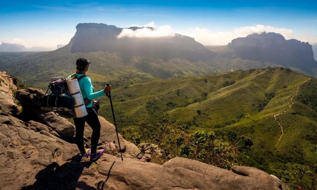 Pessoa parada em frente ao mirante do Vale do Pati, na Chapada Diamantina