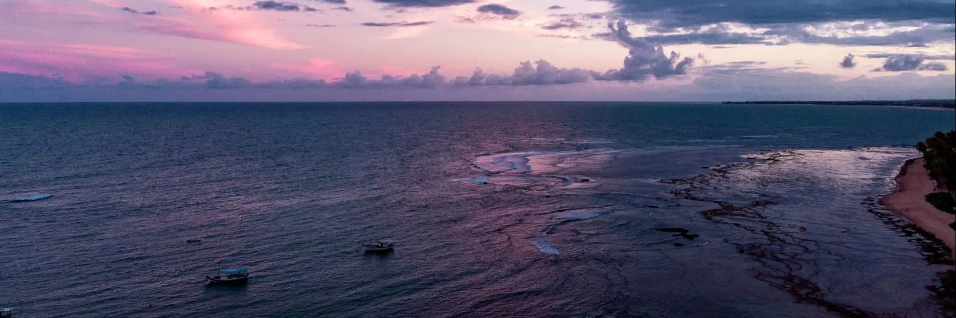 Imagem do pôr-do-sol em uma praia