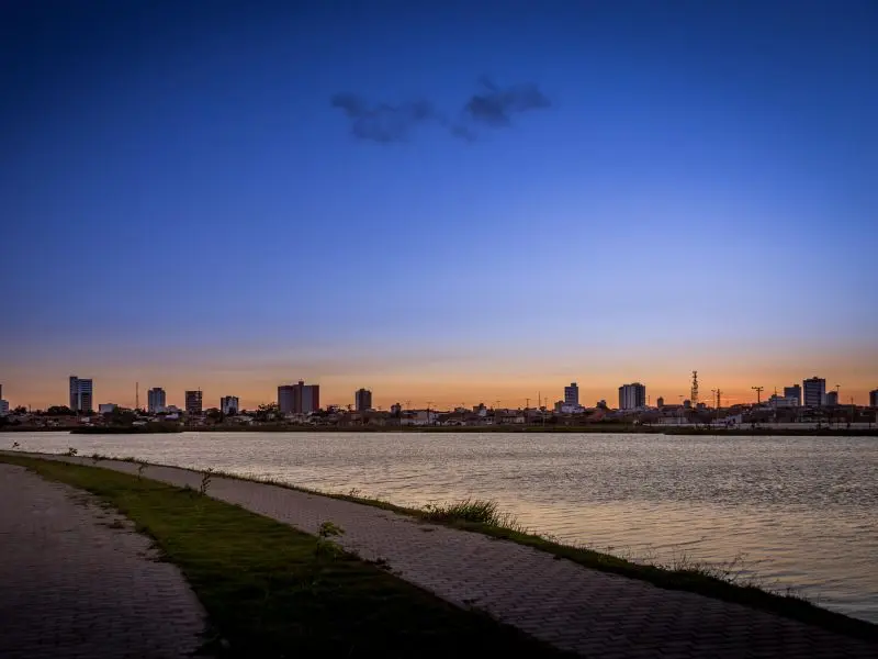 Vista panorâmica de um lago e com a cidade de Lauro de Freitas ao fundo