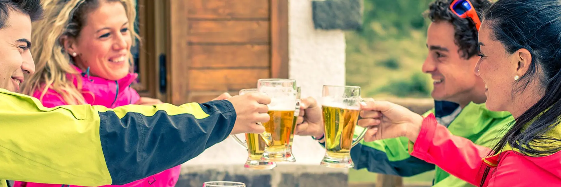 Imagem de um grupo de pessoas fazendo um brinde