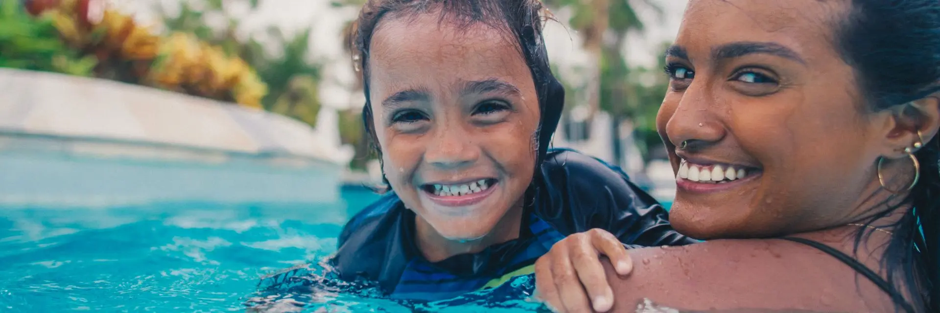 Cinco brincadeiras na piscina para se divertir com toda a família