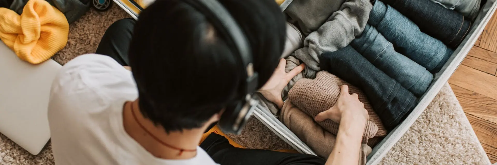 como dobrar camiseta para viagem