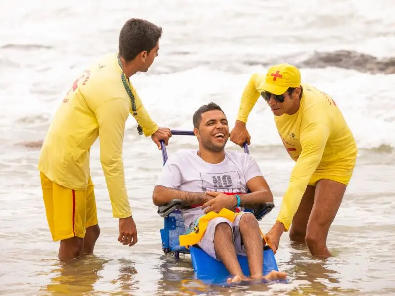 Imagem de uma pessoa usando a cadeira anfíbia da Costa do Sauípe