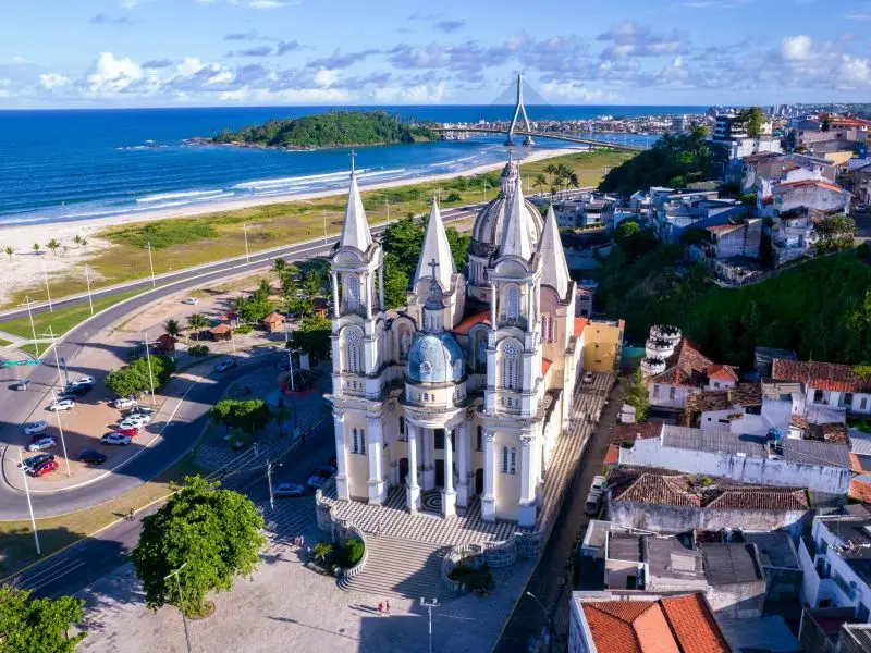 Igreja de Ilhéus com a cidade ao lado e o mar ao fundo