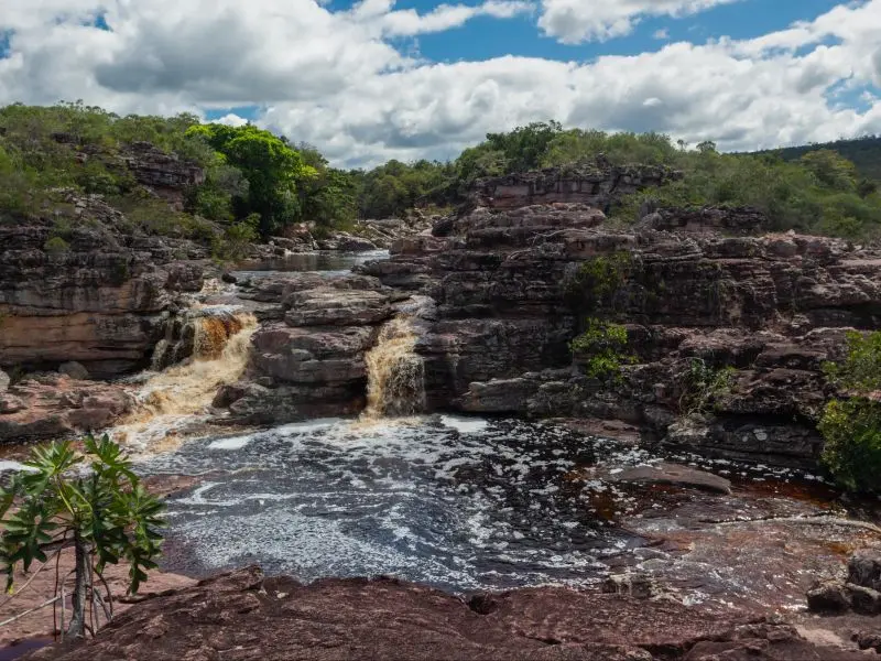 Cachoeira caindo em um pequeno lago, em Mucugê
