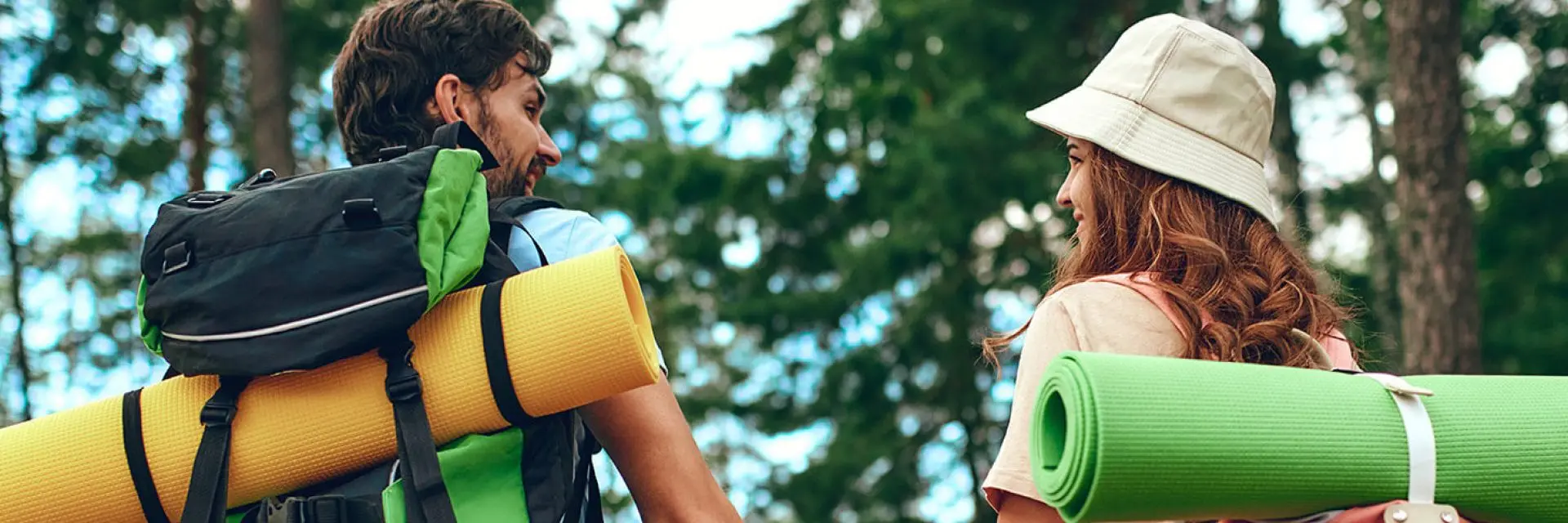 Imagem de um homem e uma mulher andando pela natureza