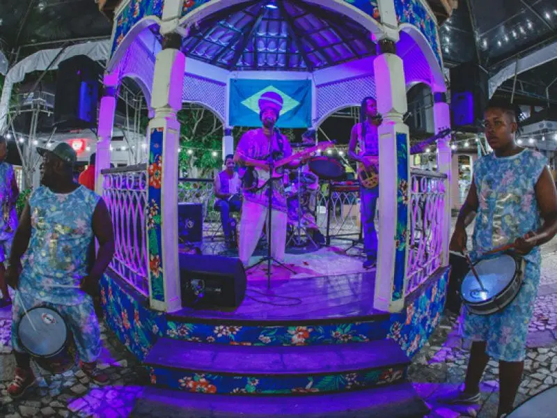 Imagem de um grupo se apresentando em um coreto