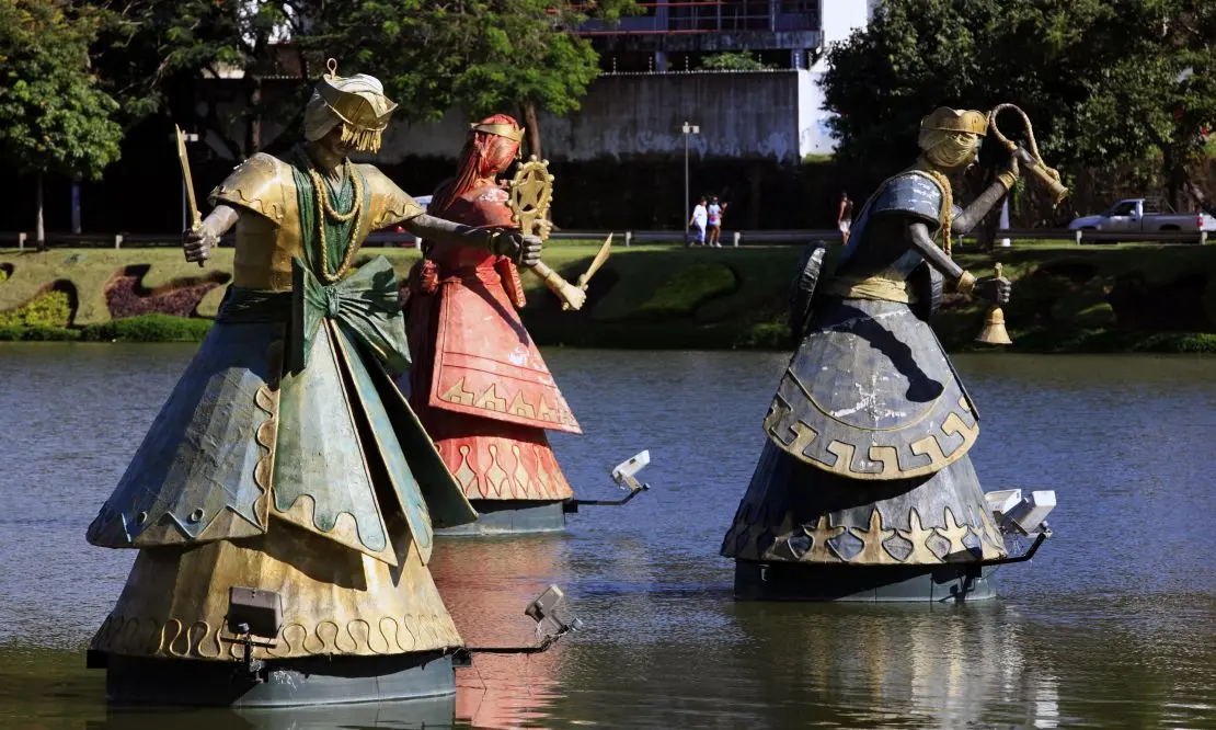 monumentos de alguns orixás no centro do lago no Dique do Tororó em Salvador