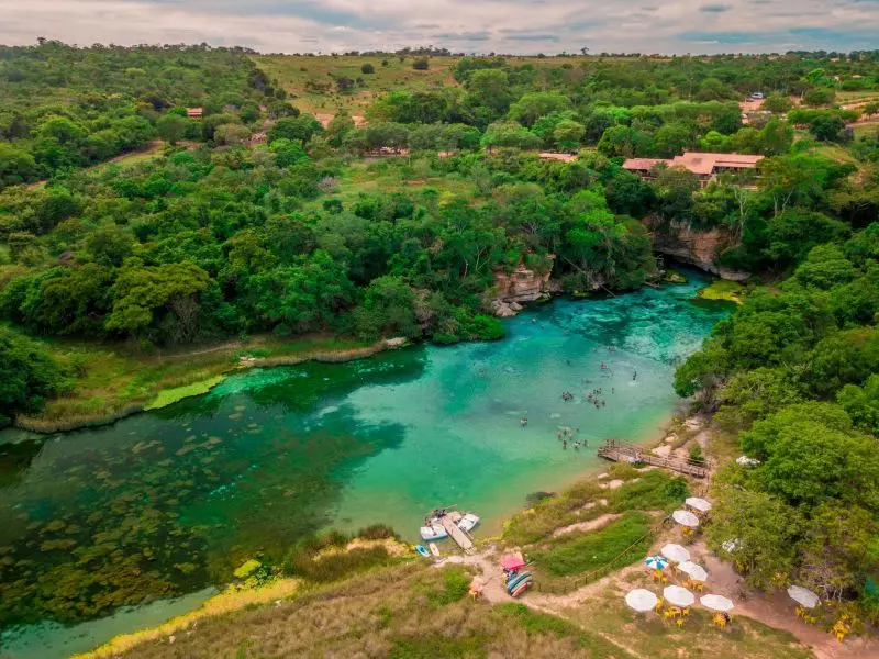 Visão aérea de um lago esverdeado na Chapada Diamantina