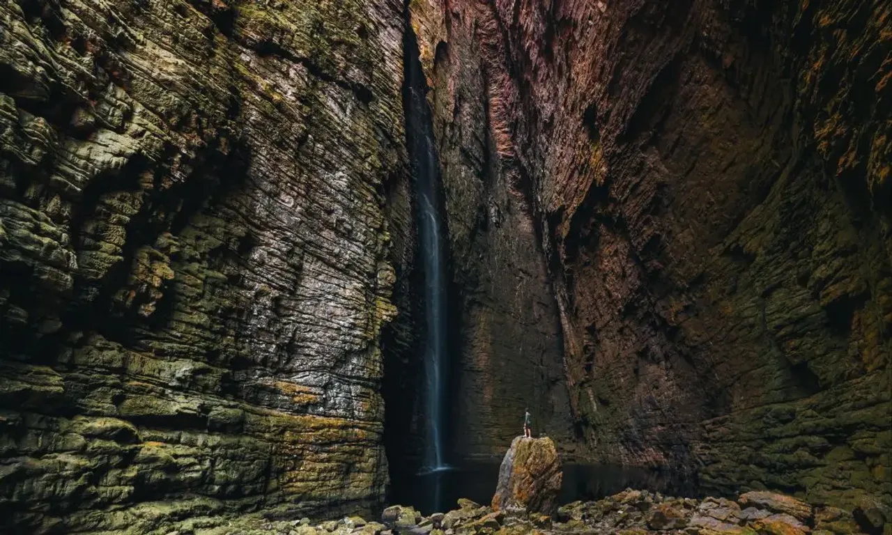 Cachoeira da Fumacinha, na Bahia. Uma queda d'água alta e estreita, caindo no meio de dois paredões de pedra