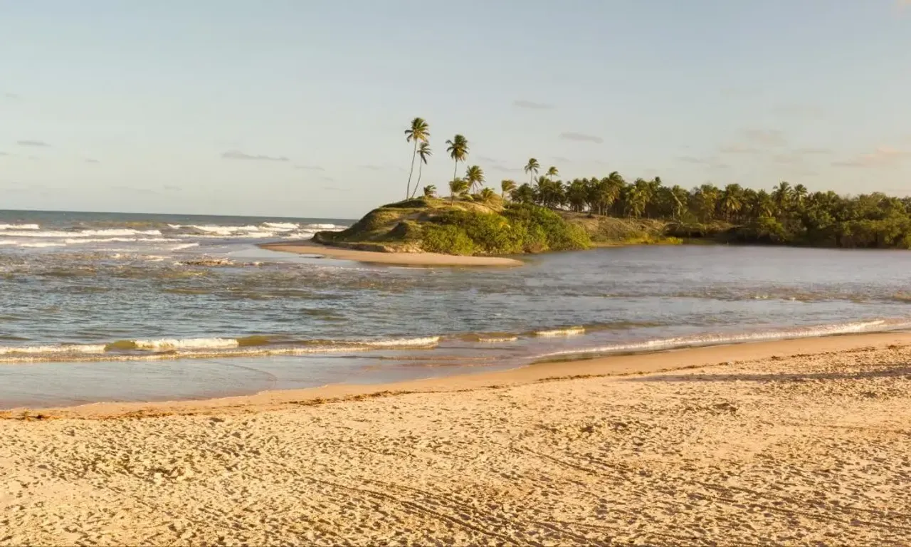 Orla da praia em Conde, Bahia. 