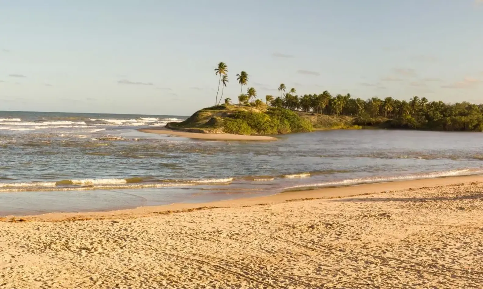 Orla da praia em Conde, Bahia. 