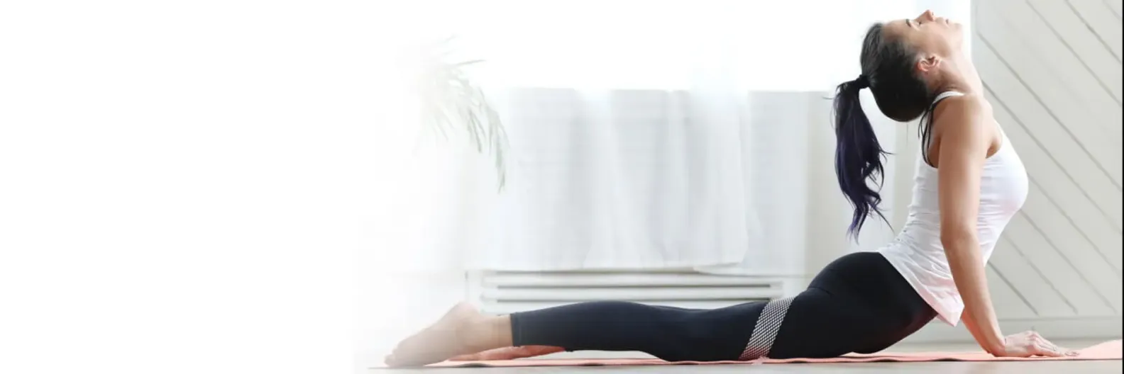Imagem de uma mulher aprendendo como praticar yoga