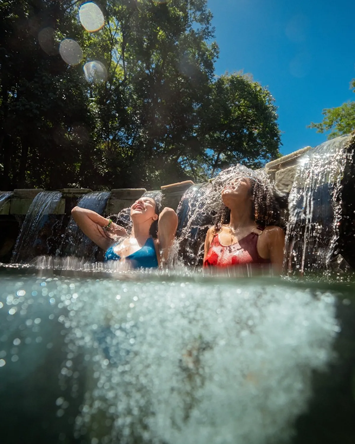 Duchas naturais de água quente no Parque das Fontes