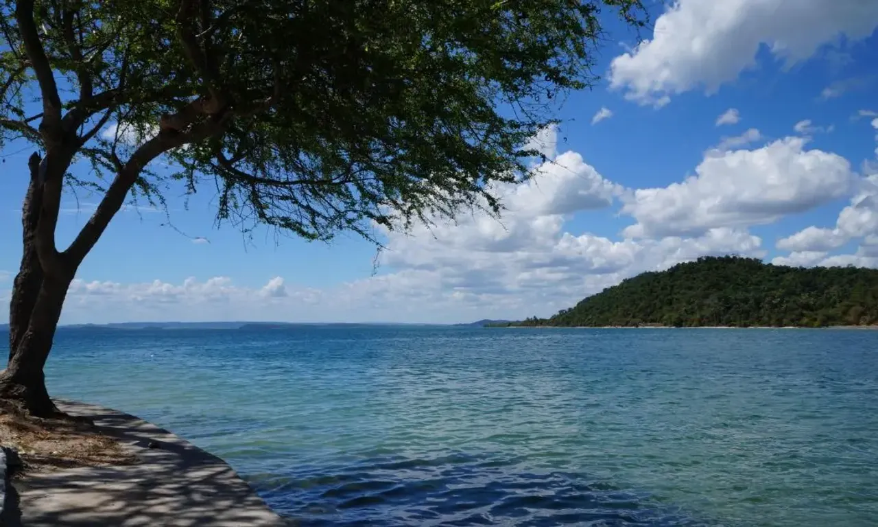 Vista panorâmica do mar em Madre de Deus, na Bahia