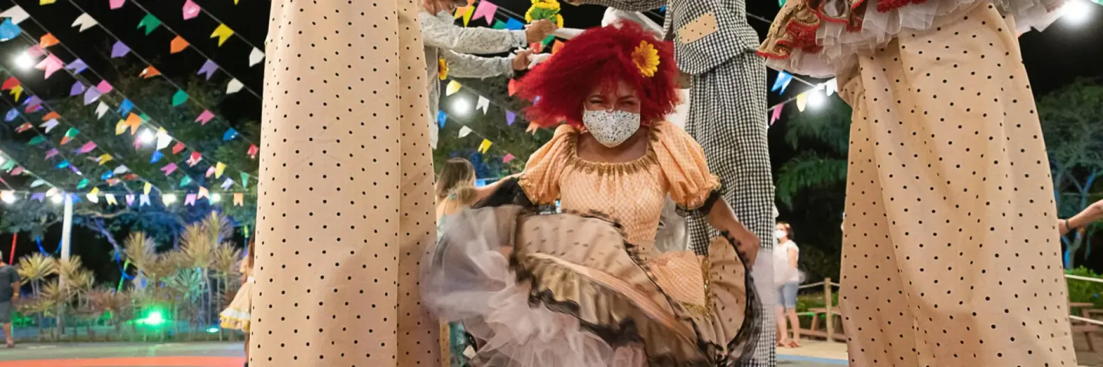Imagem de uma mulher se divertindo nas brincadeiras de São João.