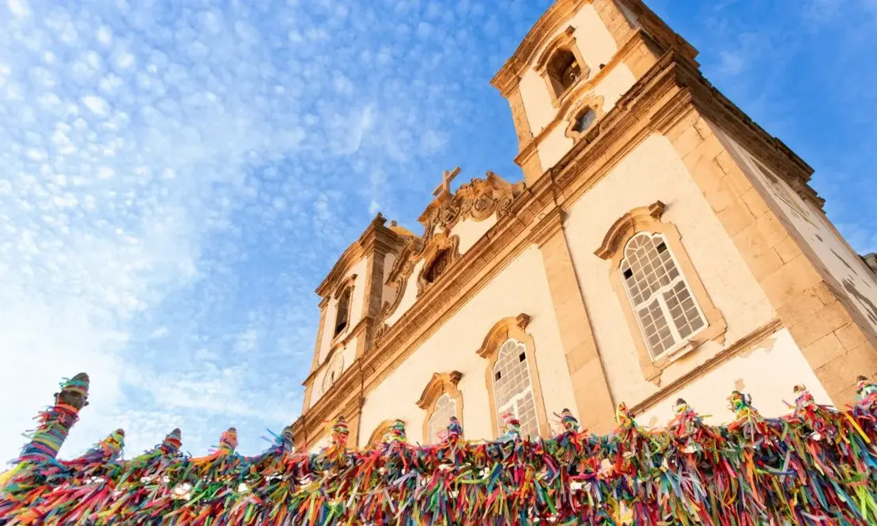 vista de baixo para cima da fachada de Igreja de Nosso Senhor do Bonfim em Salvador