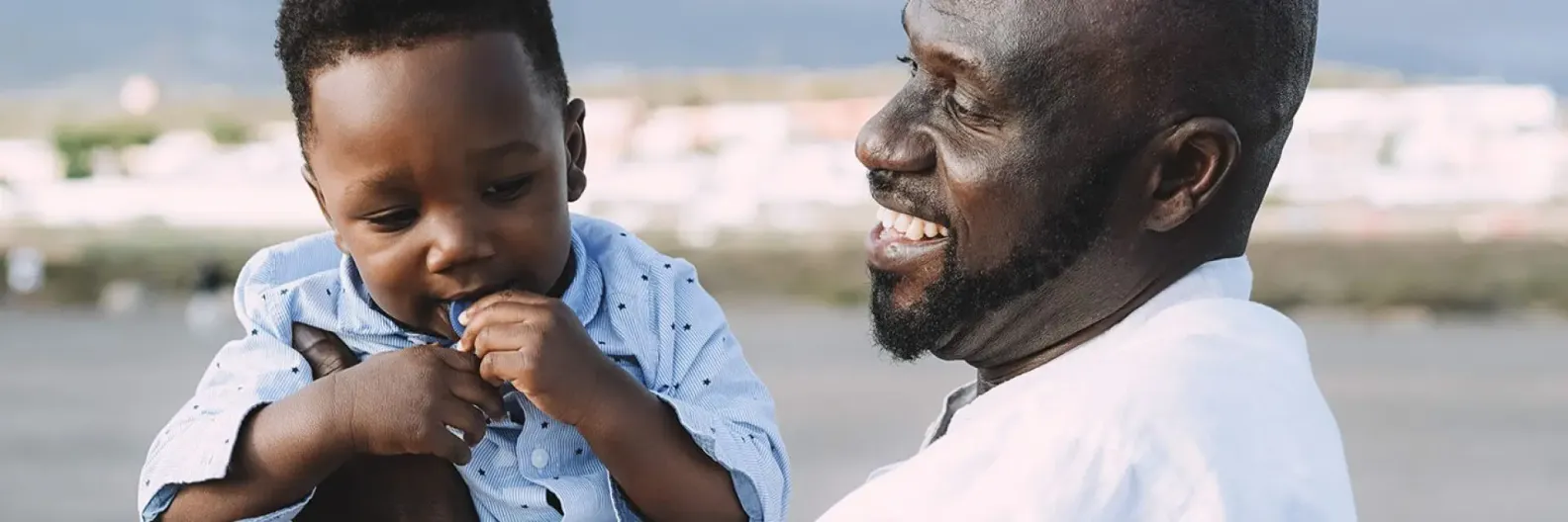Imagem de um pai e um filho se divertindo