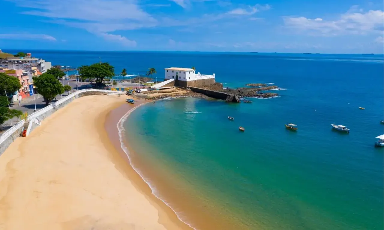 Vista aérea da Praia no Porto da Barra, Salvador. 