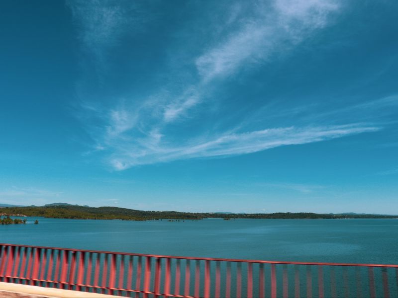 Vista do Lago da Serra da Mesa do ponto de vista da ponte que passa sobre ele