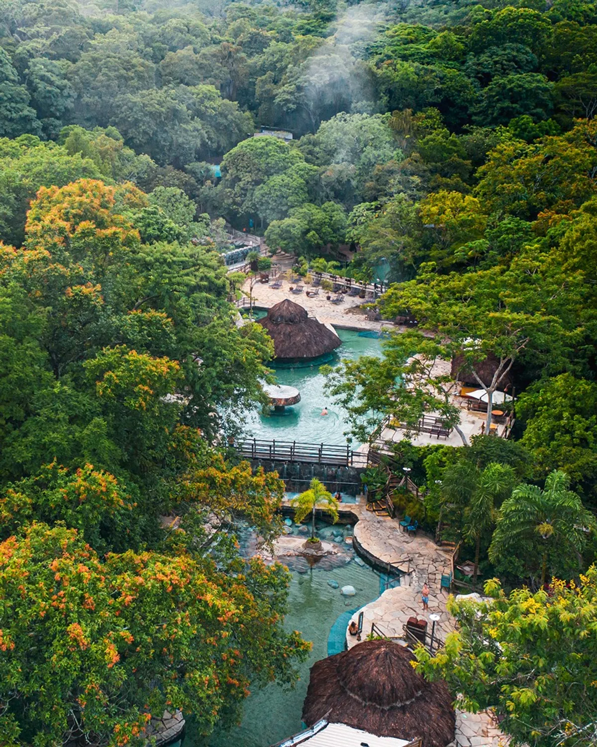 Vista aérea do Parque das Fontes em meio à mata do Cerrado