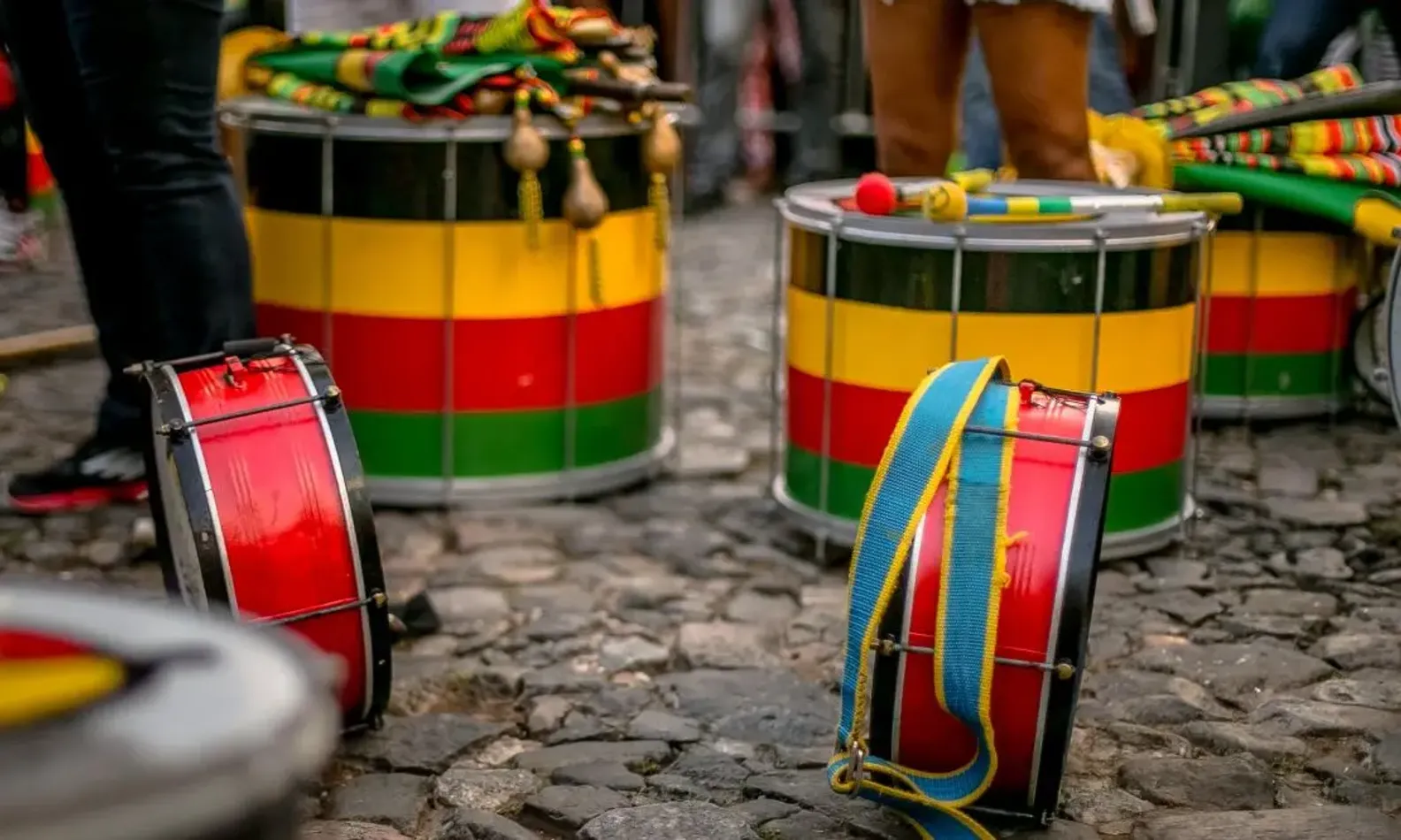 Tambores coloridos no chão das ruas do Pelourinho