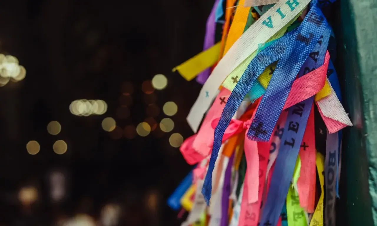 Fitas do Senhor do Bonfim em um fundo preto