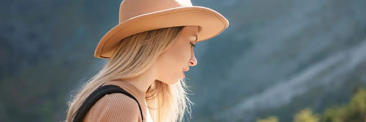 Imagem de mulher no meio da natureza